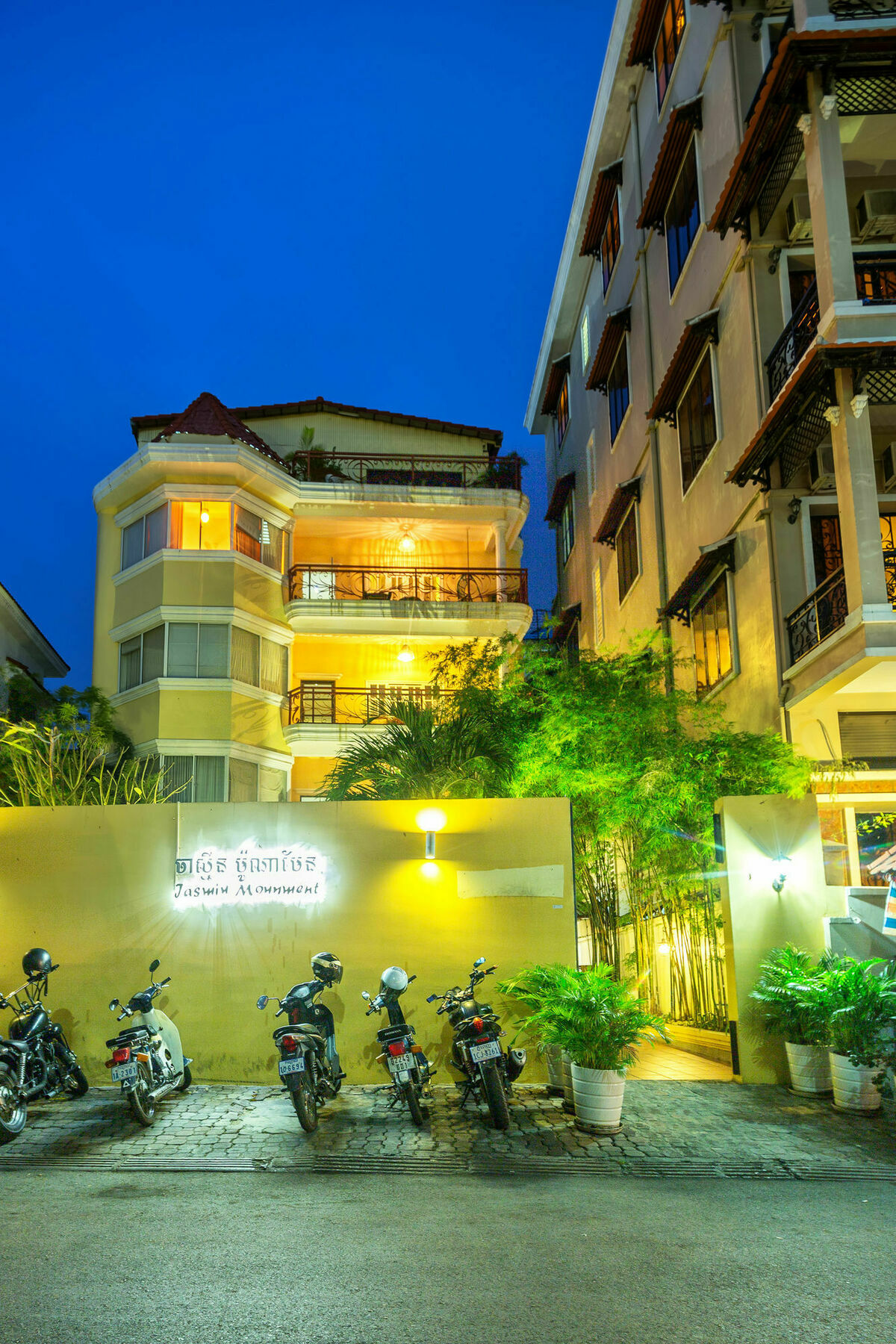 Jasmin Monument Hotel Phnom Penh Exterior photo